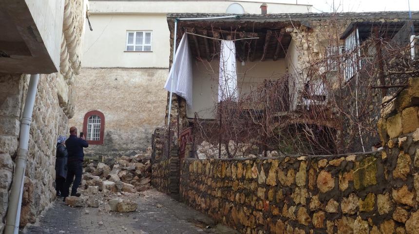 Gerc&uuml;ş'te sağanak yağışlara dayanamayan ev &ccedil;&ouml;kt&uuml;