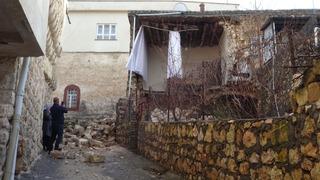 Gercüş'te sağanak yağışlara dayanamayan ev çöktü