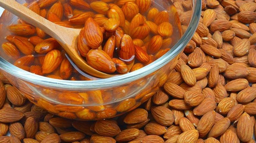 4 adet bademi suya koyun 24 saat sonra mucizeyi görün!