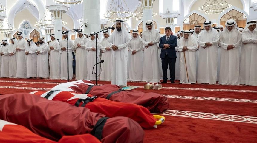 Acı haber T&uuml;rkiye'yi yasa boğmuştu! Şehitlerimiz i&ccedil;in Katar'da cenaze namazı kılındı
