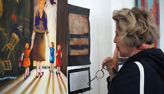 18 kadın, 18 hikaye: Konukevi mektupları tuvale yansıdı