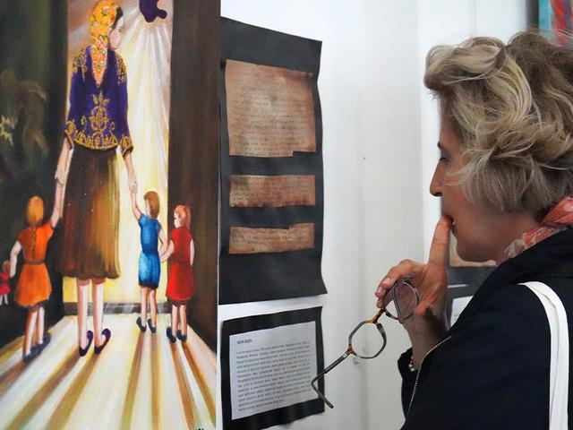 18 kadın, 18 hikaye: Konukevi mektupları tuvale yansıdı