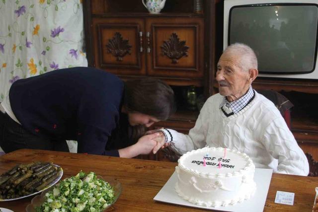 T&uuml;rkiye nin asırlık dedesi! 102&rsquo;nci yaşını kutladı: "Sıhhatim gen&ccedil;lik gibi" 4