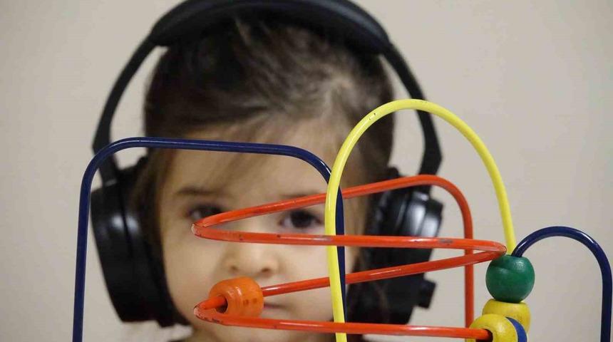 M&uuml;zik temelli y&ouml;ntem geliştirdi: Otizmde y&uuml;zde 25 oranında gelişim sağladı