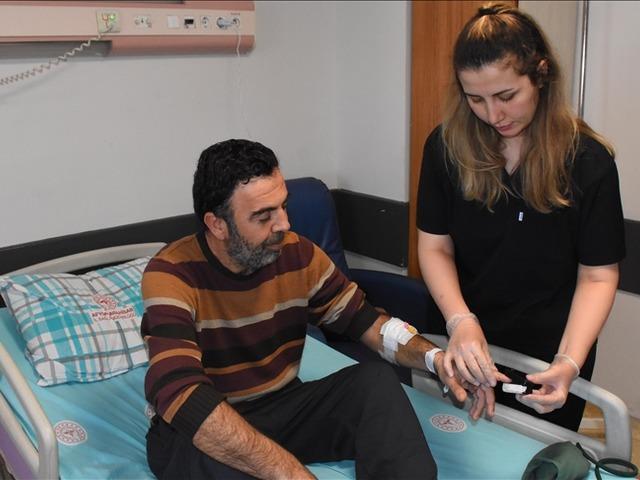 Beş yıldır s&uuml;ren karın ağrısının nedeni t&uuml;m&ouml;r &ccedil;ıktı!