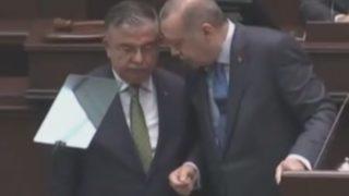 AK Parti Grup Toplantısı'ndan ilginç olay! Erdoğan konuşurken kürsüye geldi