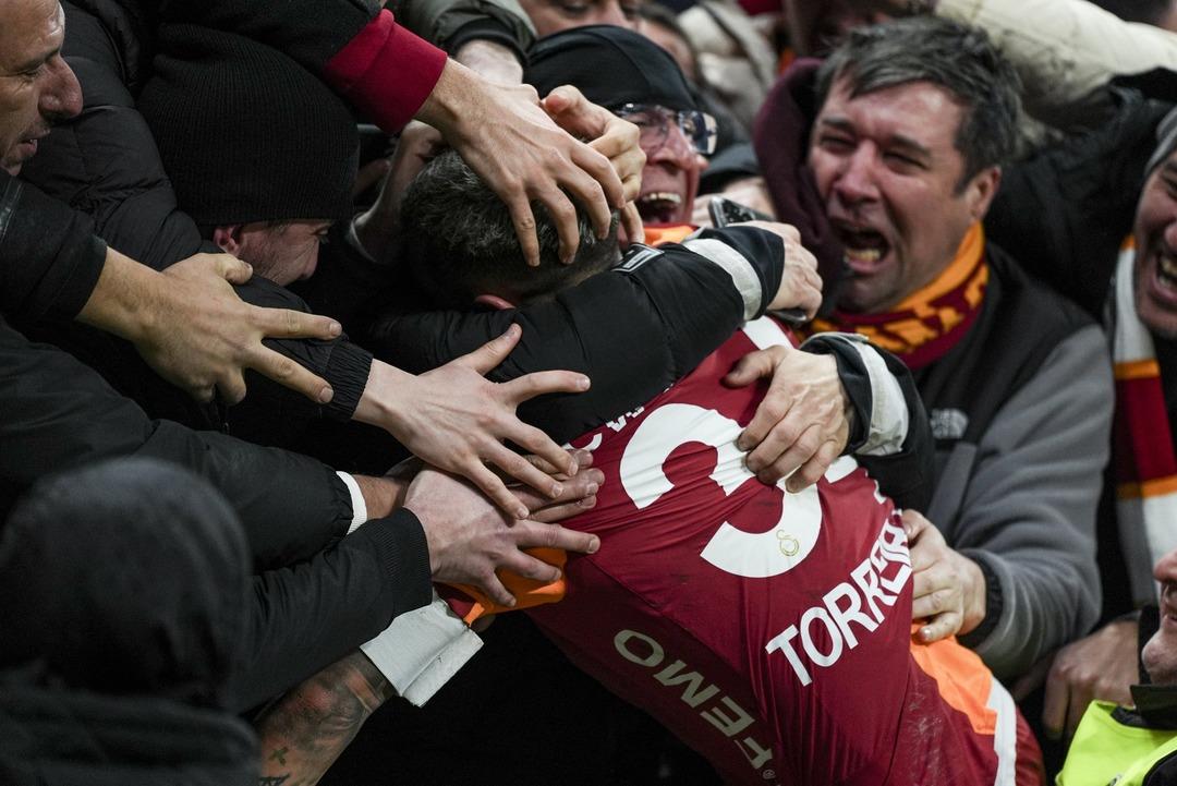 Galatasaray ın dinamosu Torreira i&ccedil;ini d&ouml;kt&uuml;! "Beni &ccedil;ok k&ouml;t&uuml; hissettiriyor" 5