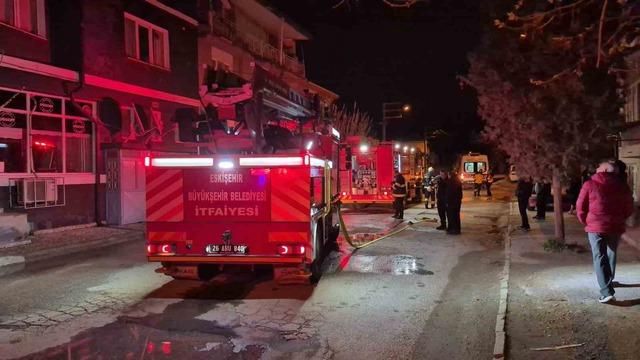 Eskişehir’de gece yangın paniği! 1’i bebek 3 yaralı 4