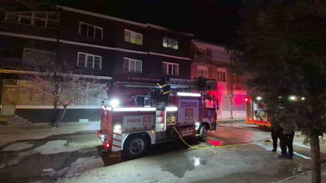 Eskişehir’de gece yangın paniği! 1’i bebek 3 yaralı