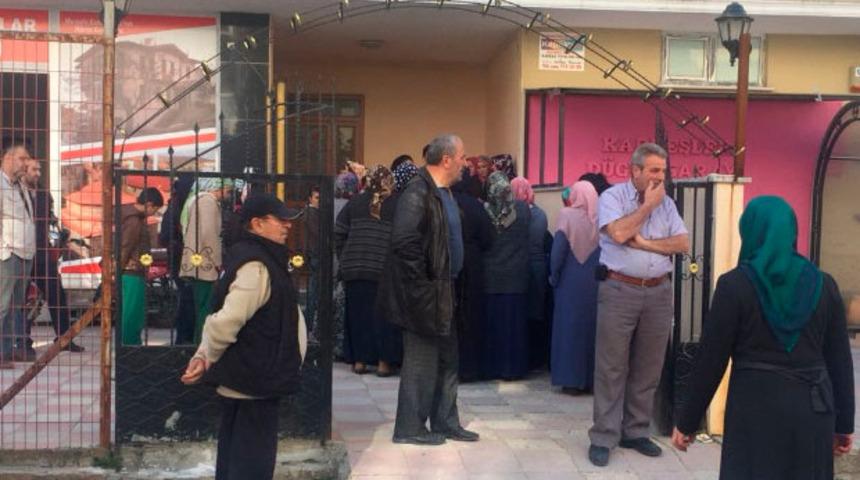 Korkun&ccedil; olay! 6 &ccedil;ocuk annesi kadın banyoda boğazını keserek intihar etti