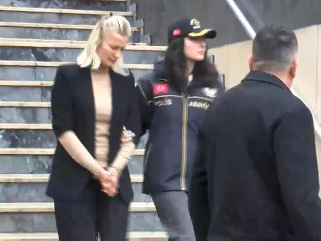 Annesi de g&ouml;zaltına alındı! Survivor'daki olay akla geldi