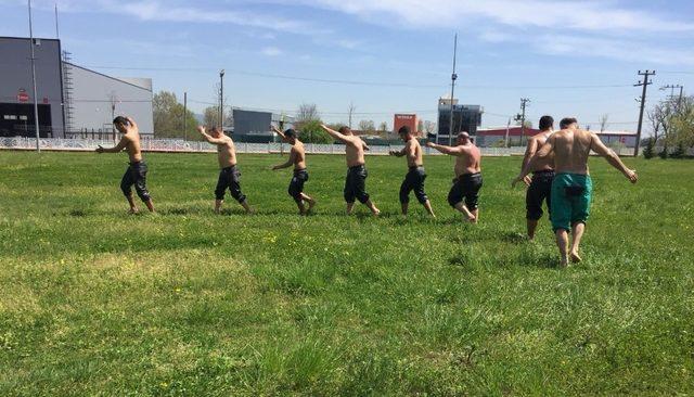 Kartepe’de güreşçiler er meydanına çıktı