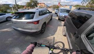 Bisikletli gencin &ouml;n&uuml;n&uuml; kesti! Kesilen ceza dudak u&ccedil;uklattı