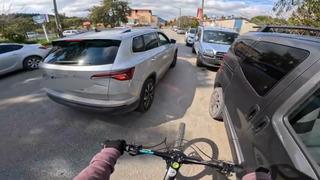 Bisikletli gencin önünü kesti! Kesilen ceza dudak uçuklattı