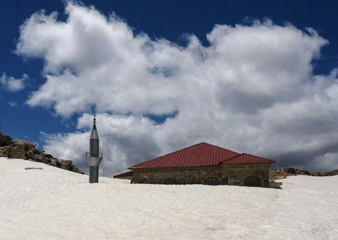 741 yıllık: Toroslar&rsquo;ın zirvesinde bulunuyor! Kar altında kaldı  3