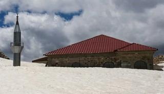 741 yıllık: Toroslar&rsquo;ın zirvesinde bulunuyor! Kar altında kaldı 