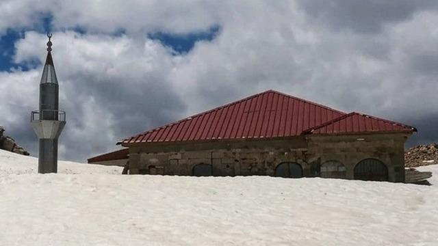 741 yıllık: Toroslar’ın zirvesinde bulunuyor! Kar altında kaldı 