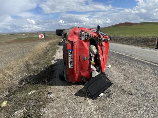 Çorum da devrilen otomobildeki 3 kişi yaralandı 1