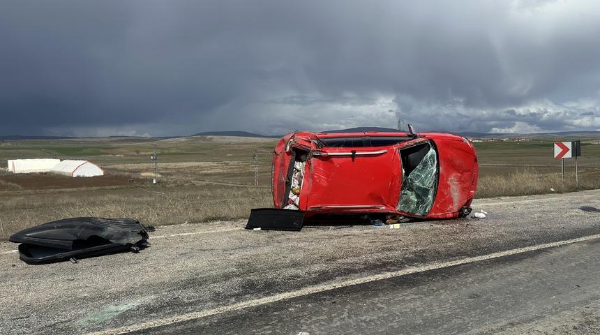 &Ccedil;orum'da devrilen otomobildeki 3 kişi yaralandı