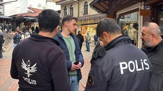 Kuyumcuda akılalmaz olay: Altın kuyruğunu görüntüleyen muhabiri darbettiler!