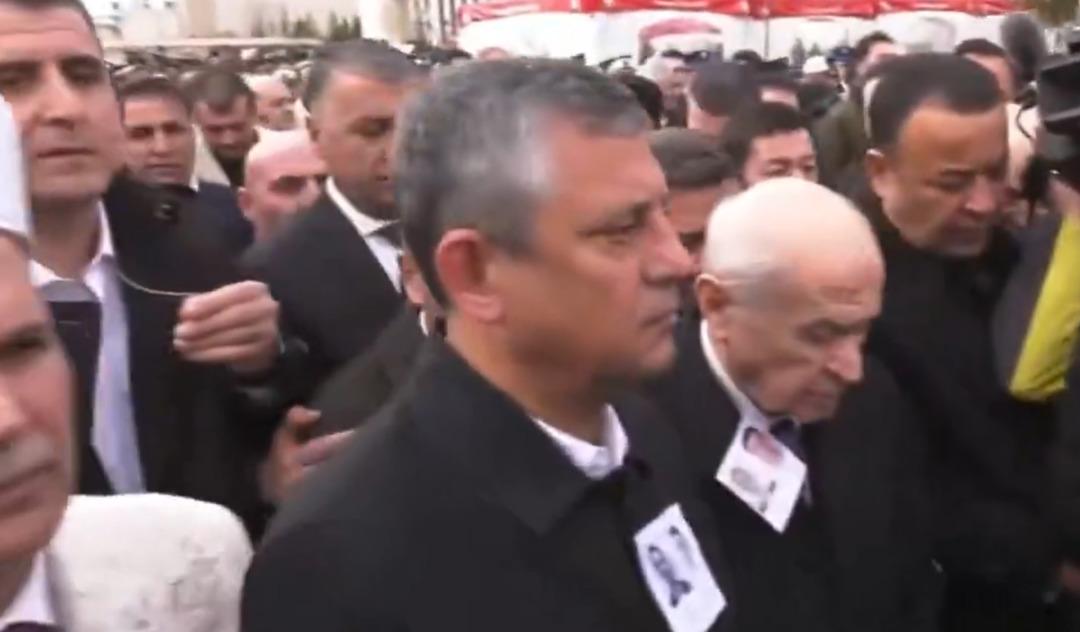 &Ouml;zel, Bah&ccedil;eli ye aracına kadar eşlik etti! Cenaze t&ouml;reninde dikkat &ccedil;eken anlar 3