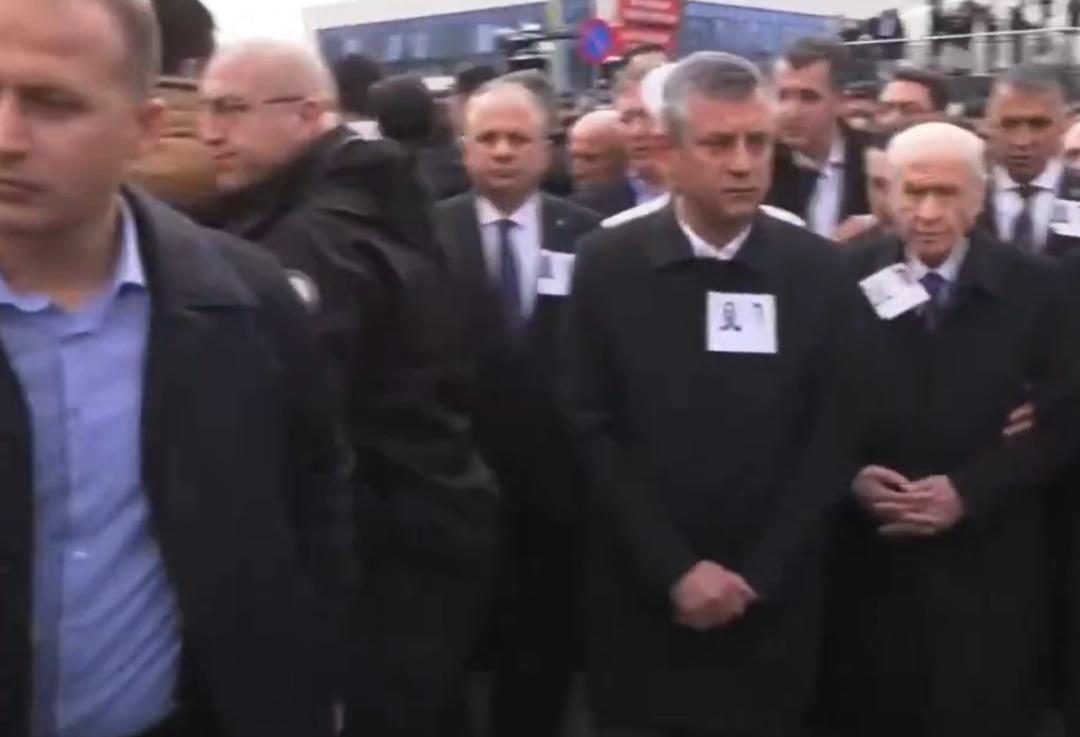 &Ouml;zel, Bah&ccedil;eli ye aracına kadar eşlik etti! Cenaze t&ouml;reninde dikkat &ccedil;eken anlar 4