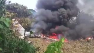 Kolombiya’da 110’dan fazla askeri personeli taşıyan nakliye uçağı düştü