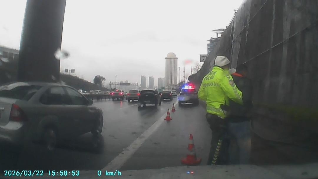 Yer: İstanbul! Boğazına şeker ka&ccedil;an s&uuml;r&uuml;c&uuml;y&uuml; polis kurtardı 1