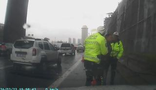 Boğazına şeker ka&ccedil;an s&uuml;r&uuml;c&uuml;y&uuml; polis kurtardı