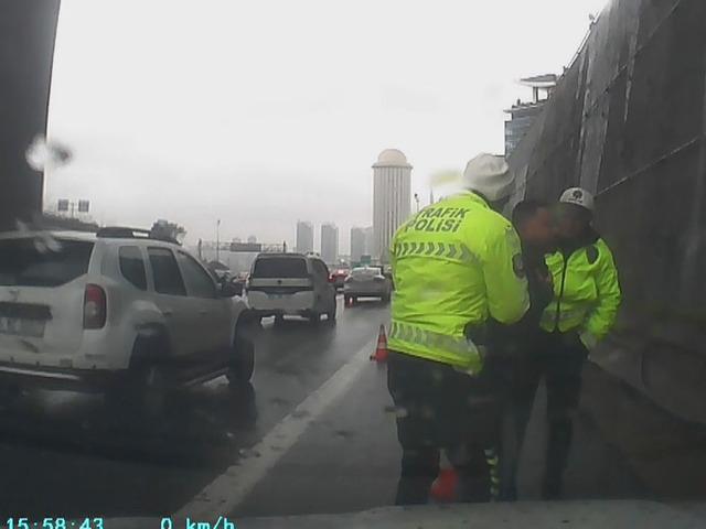 Boğazına şeker ka&ccedil;an s&uuml;r&uuml;c&uuml;y&uuml; polis kurtardı