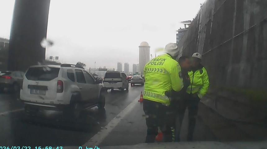 Yer: İstanbul! Boğazına şeker ka&ccedil;an s&uuml;r&uuml;c&uuml;y&uuml; polis kurtardı