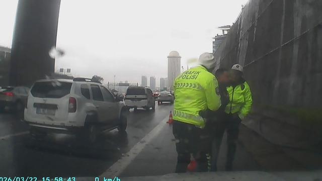 Yer: İstanbul! Boğazına şeker kaçan sürücüyü polis kurtardı