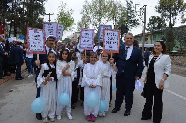 Otizme dikkat çekmek için yürüdüler