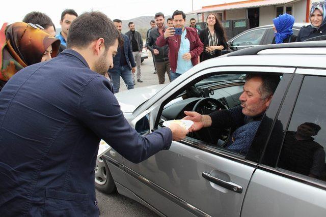 Uygulama yapan polislere pastalı sürpriz