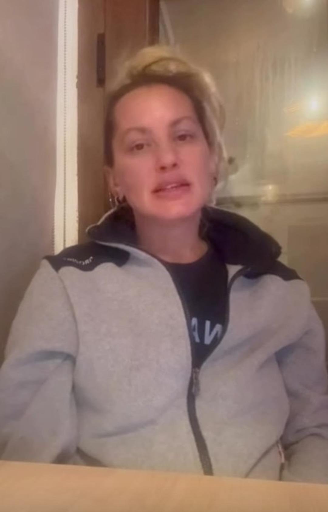 Yıldız Asyalı Erol K&ouml;se nin &ouml;l&uuml;m&uuml;n&uuml;n ardından video &ccedil;ekip yayınladı!  Konuşmak istiyorum  dedi tavırları g&uuml;ndem oldu 2