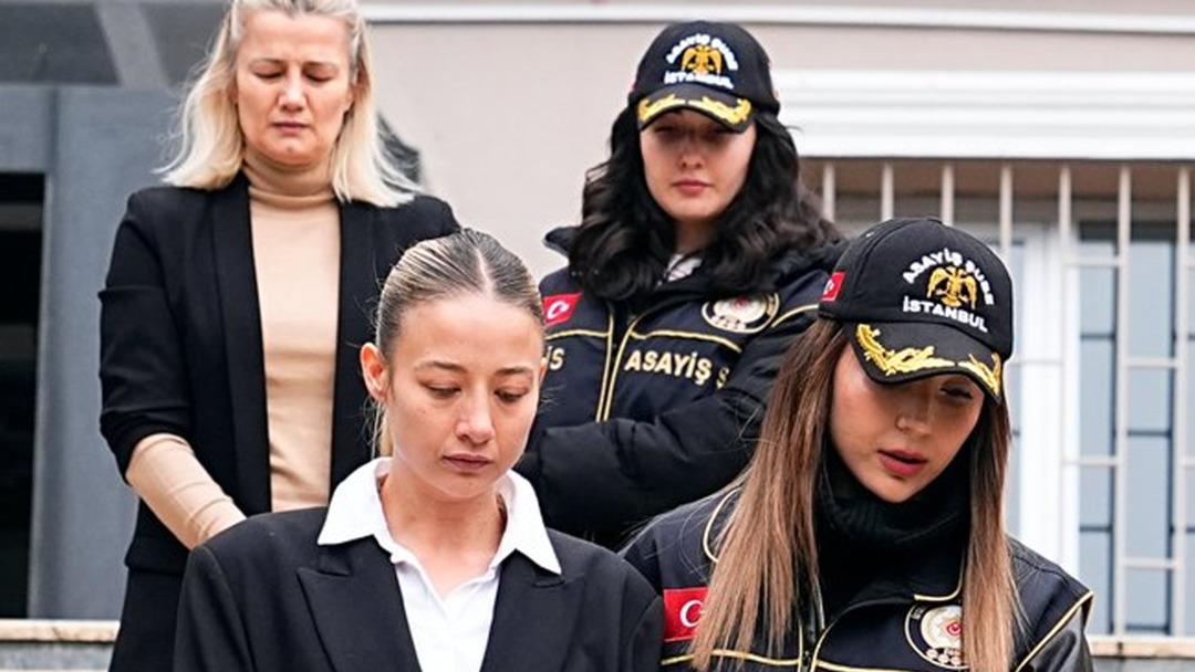 Aleyna Kalaycıoğlu birinin vurulduğunu duyunca silahı eline almış! "Tetiği &ccedil;ektim ama..." 1