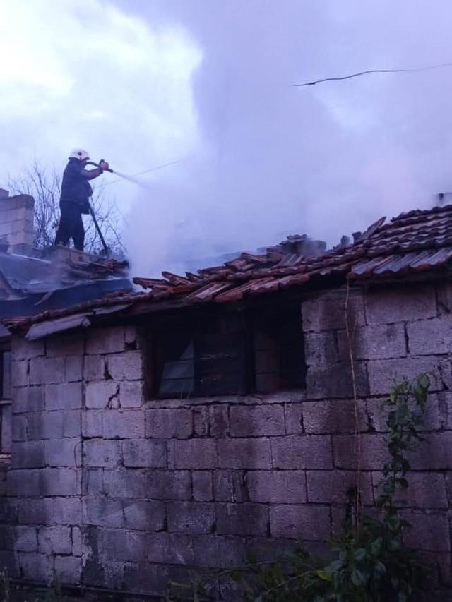 D&ouml;rtyol&rsquo;da metruk bina yangını 3