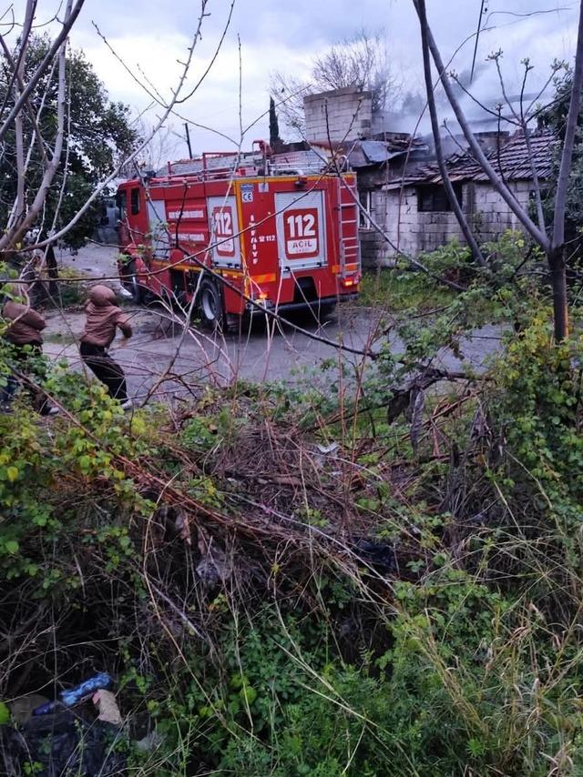 D&ouml;rtyol&rsquo;da metruk bina yangını 1
