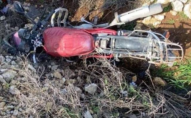 Devrilen motosikletin s&uuml;r&uuml;c&uuml;s&uuml; hayatını kaybetti 1