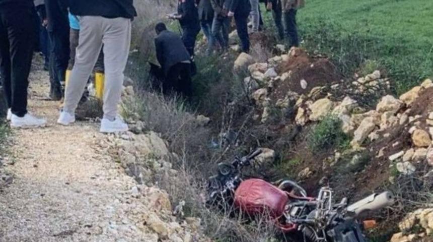 Devrilen motosikletin s&uuml;r&uuml;c&uuml;s&uuml; hayatını kaybetti