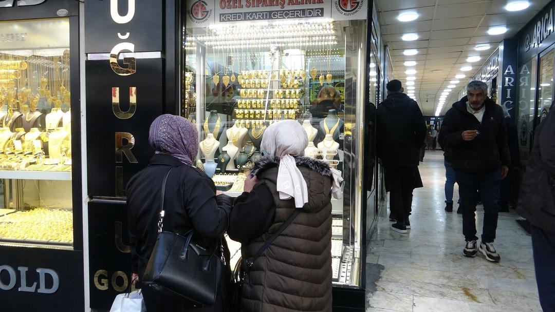 Kuyumcularda altın yoğunluğu:  D&uuml;kkanı a&ccedil;mamla almak i&ccedil;in koştular  2