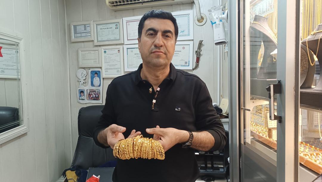 Kuyumcularda altın yoğunluğu:  D&uuml;kkanı a&ccedil;mamla almak i&ccedil;in koştular  3