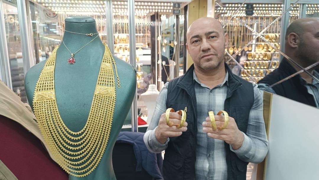 Kuyumcularda altın yoğunluğu:  D&uuml;kkanı a&ccedil;mamla almak i&ccedil;in koştular  4