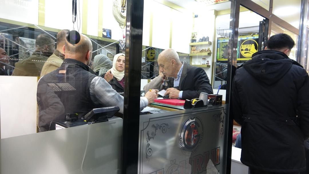 Kuyumcularda altın yoğunluğu:  D&uuml;kkanı a&ccedil;mamla almak i&ccedil;in koştular  5