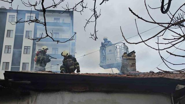 M&uuml;stakil evde yangın: 6 aylık bebek hastaneye kaldırıldı 2