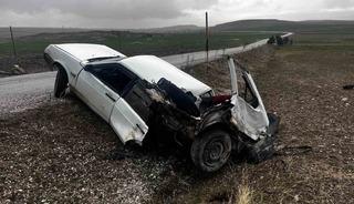 Kazada ikiye b&ouml;l&uuml;nen otomobil s&uuml;r&uuml;c&uuml;s&uuml; yaralandı