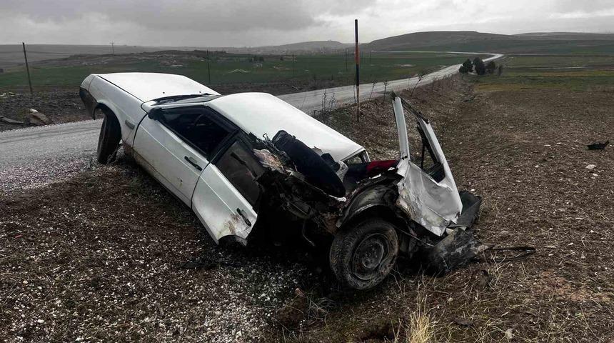 Kazada ikiye b&ouml;l&uuml;nen otomobil s&uuml;r&uuml;c&uuml;s&uuml; yaralandı