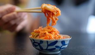 Bilim insanları a&ccedil;ıkladı: Bu besin mikroplastikleri v&uuml;cuttan atıyor!