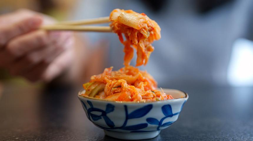 Bilim insanları a&ccedil;ıkladı: Bu besin mikroplastikleri v&uuml;cuttan atıyor!