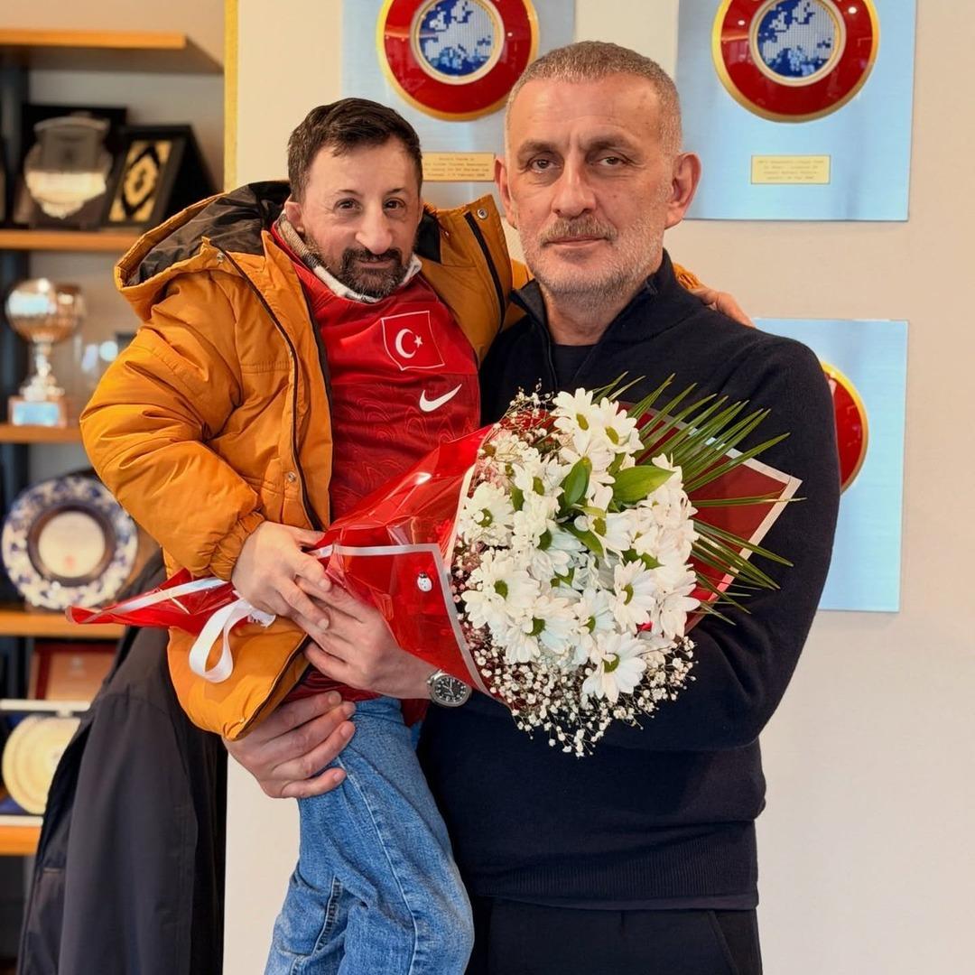 TFF Başkanı K&ouml;ksal Baba yı kucağına aldı! Spor programında kahkahalar havada u&ccedil;tu 1